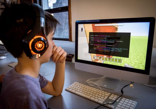 Un enfant devant un écran suit le Cours Codeur Minecraft