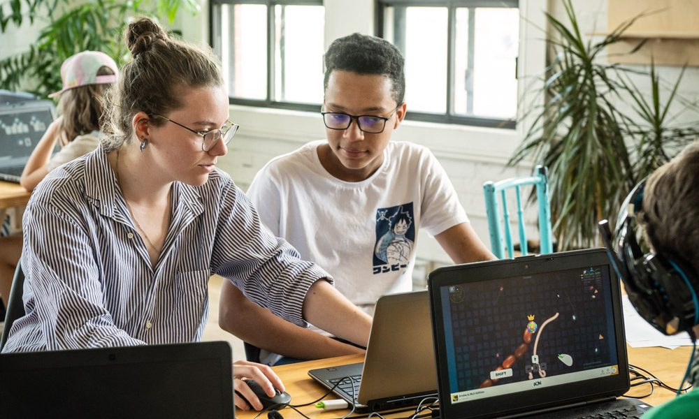 Professeur et élève travaillant sur le projet de l'étudiant