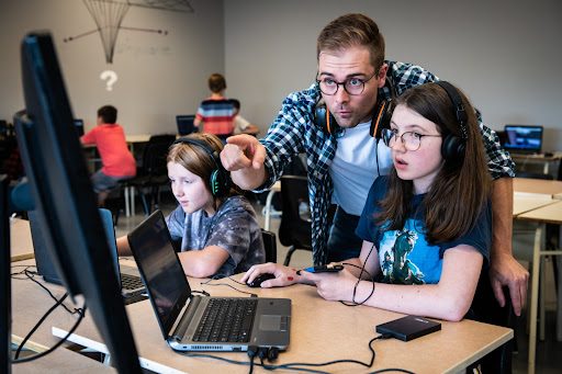 Professeur travaillant avec les élèves pendant un cours
